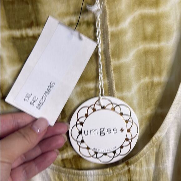 NWT- UMGEE-Women's Tie-Dye Top in Olive and tan- Size 1X - Picture 3 of 9